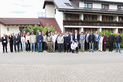 GSM participants in front of the Hotel Krone, Wiechs Screen 72dpi HZM 88_1 GSM Participants